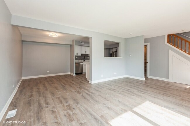 Building Photo - 2242 Country Club Dr