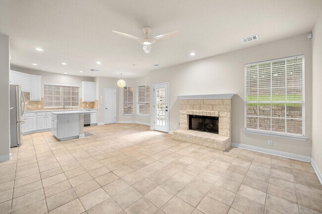 Building Photo - 7 Bed Home for August!