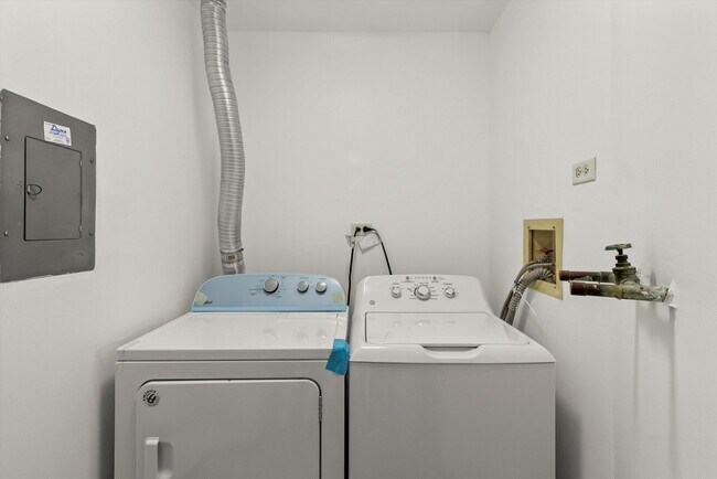 Building Photo - 850 Sheldon Ct