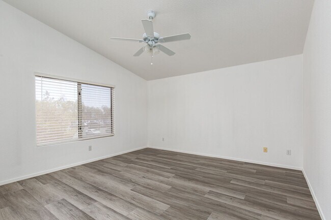 Building Photo - 3 bedroom home located near 215 Freeway and shopping.