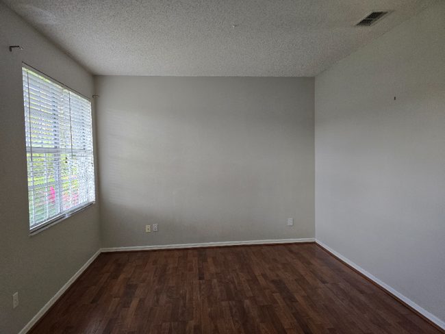 Building Photo - 1906 Smoketree Cir