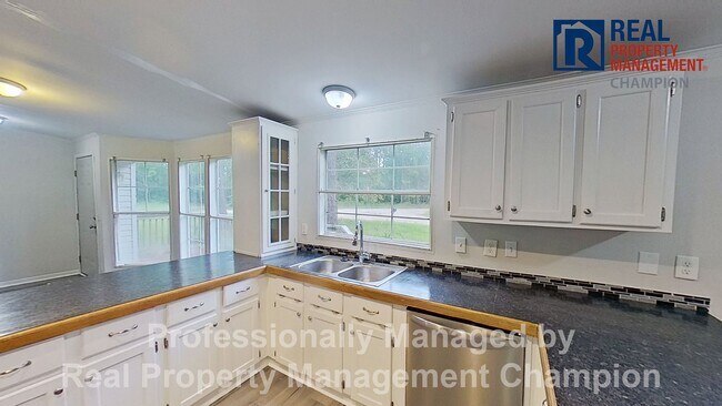 Building Photo - Quiet Country Location in Hampstead