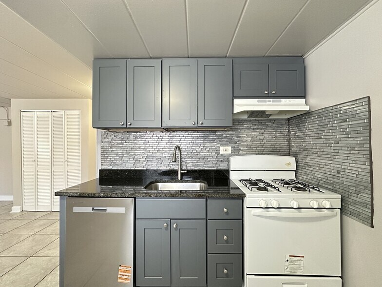 Building Photo - 9632 Ivanhoe Ave