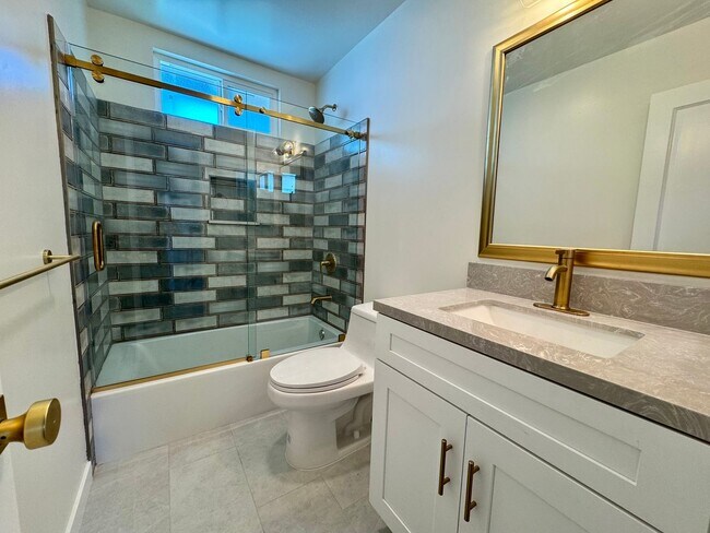 Building Photo - Newly Remodeled Gorgeous Open Floor Plan o...