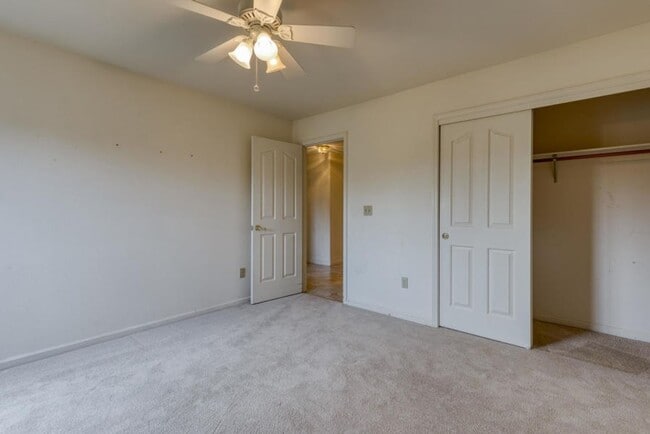 Building Photo - SPACIOUS 3 BED 2.5 BATH HOUSE WITH 3 CAR GARAGE