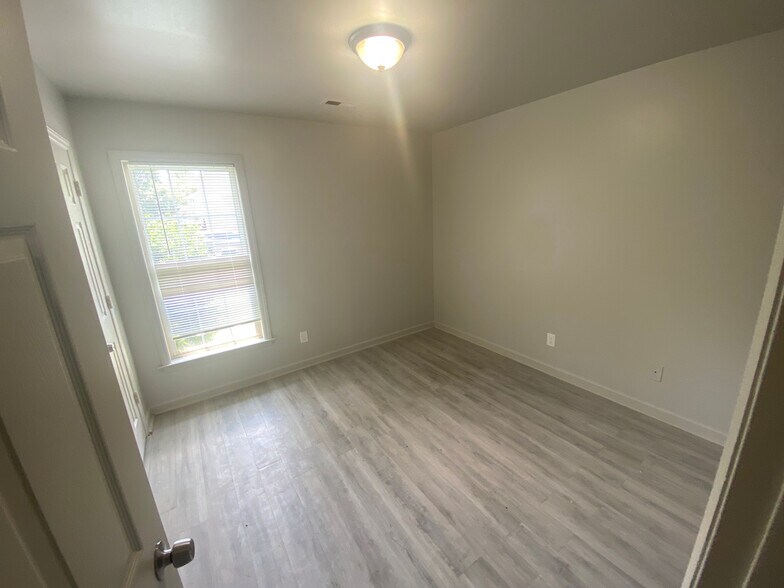 Building Photo - Room in Duplex on Beck St