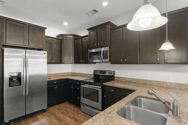 Building Photo - 102 Ledbury Cove