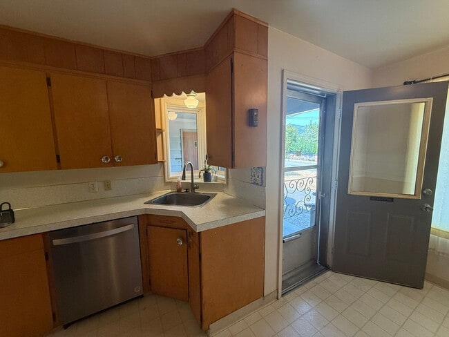 Building Photo - 2 Bedroom Home for Rent in Hood River