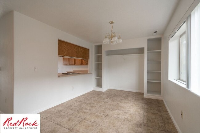 Building Photo - Spacious 3 Bedroom Townhome in Central St....