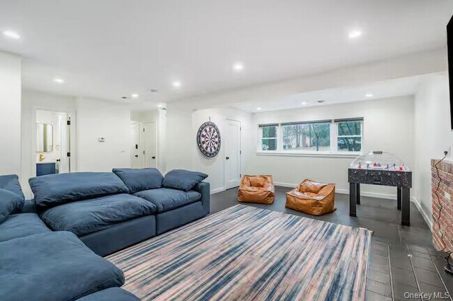 Building Photo - 9 E Stemmer Ln