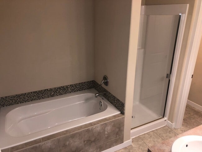 Building Photo - 3 Bed, 2.5 Bath Millcreek Townhouse 2 Car $3099.00