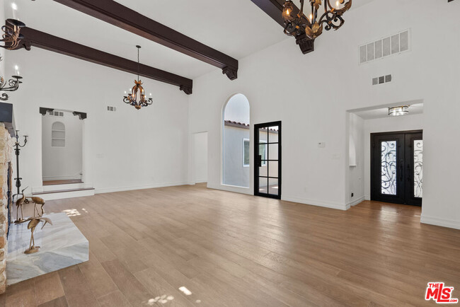 Building Photo - 1527 N Beverly Dr