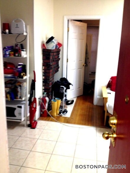 Building Photo - 879 Beacon St