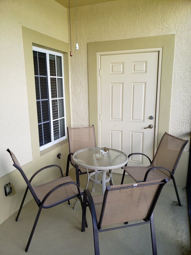Building Photo - Lakeside Village Townhouse 2 Bedroom  2.5 Bath Available for Short-Term Rental