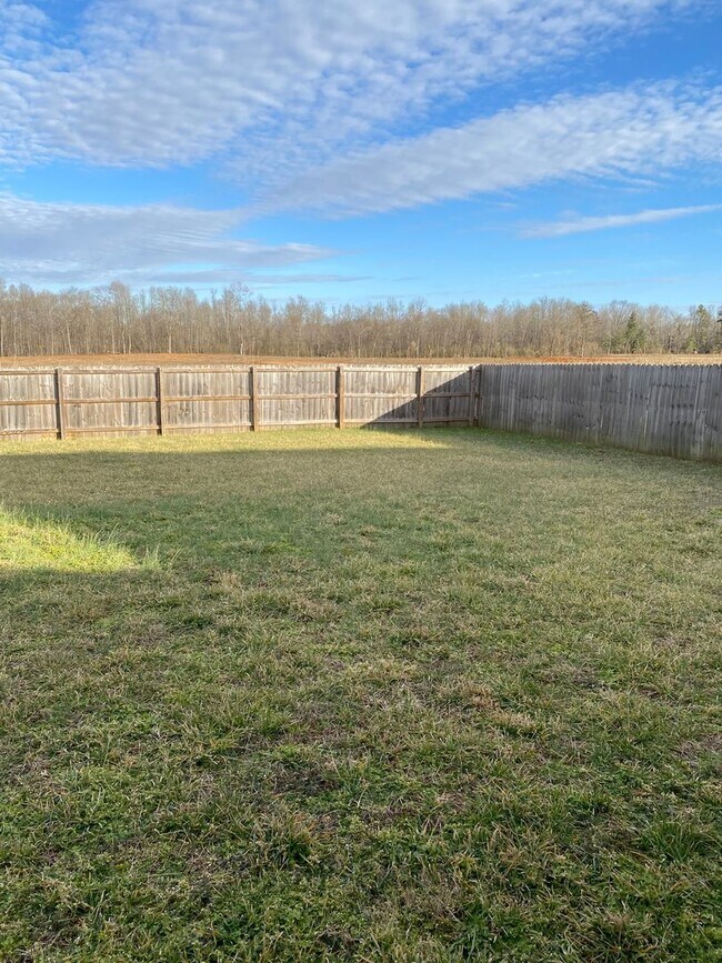 Building Photo - Beautiful 3 bed 2 bath home with Bonus room! Close to shopping and Ft. Campbell.