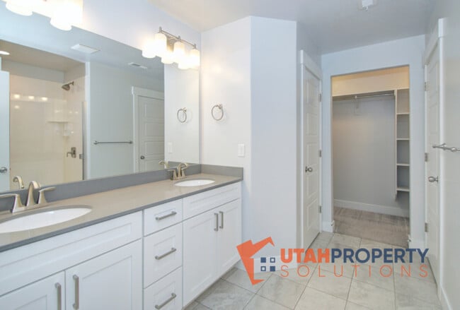 Building Photo - 1734 W Newcastle Ln