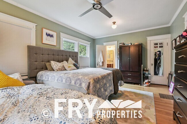 Building Photo - Classic Bungalow in Amazing Location