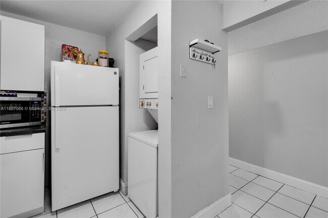Building Photo - 10000 NW 80th Ct