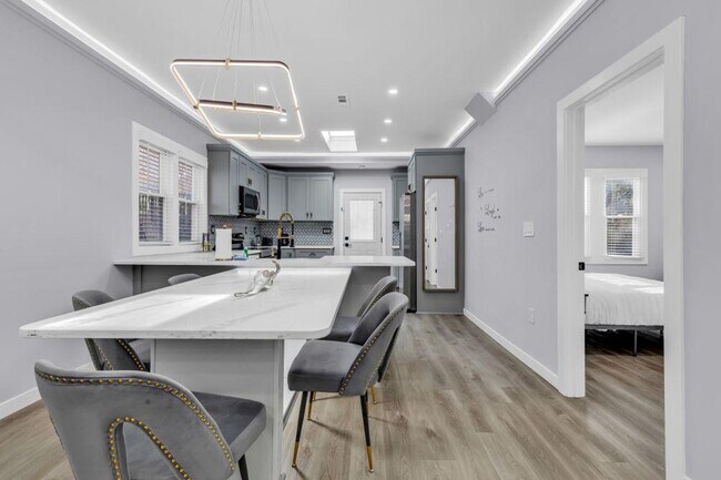 Building Photo - 830 Parkwood Ave
