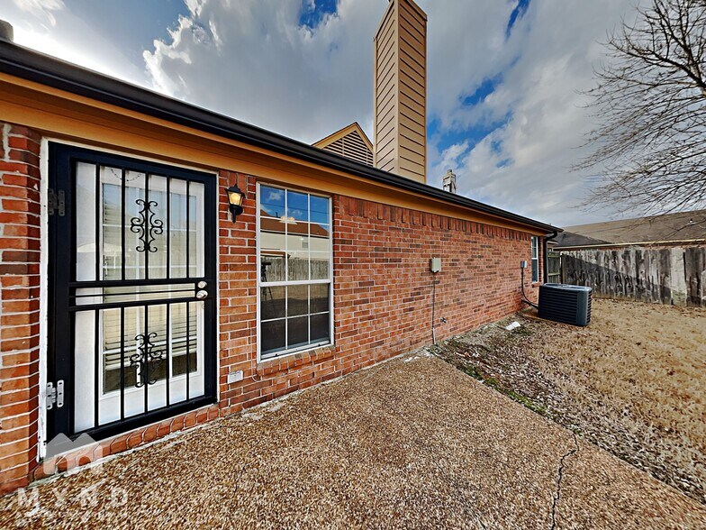 Building Photo - 7732 Parkmont Dr