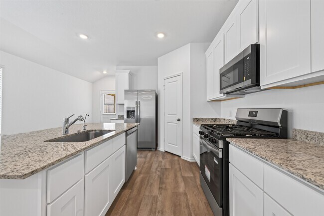 Building Photo - 3030 Lake Crest Dr