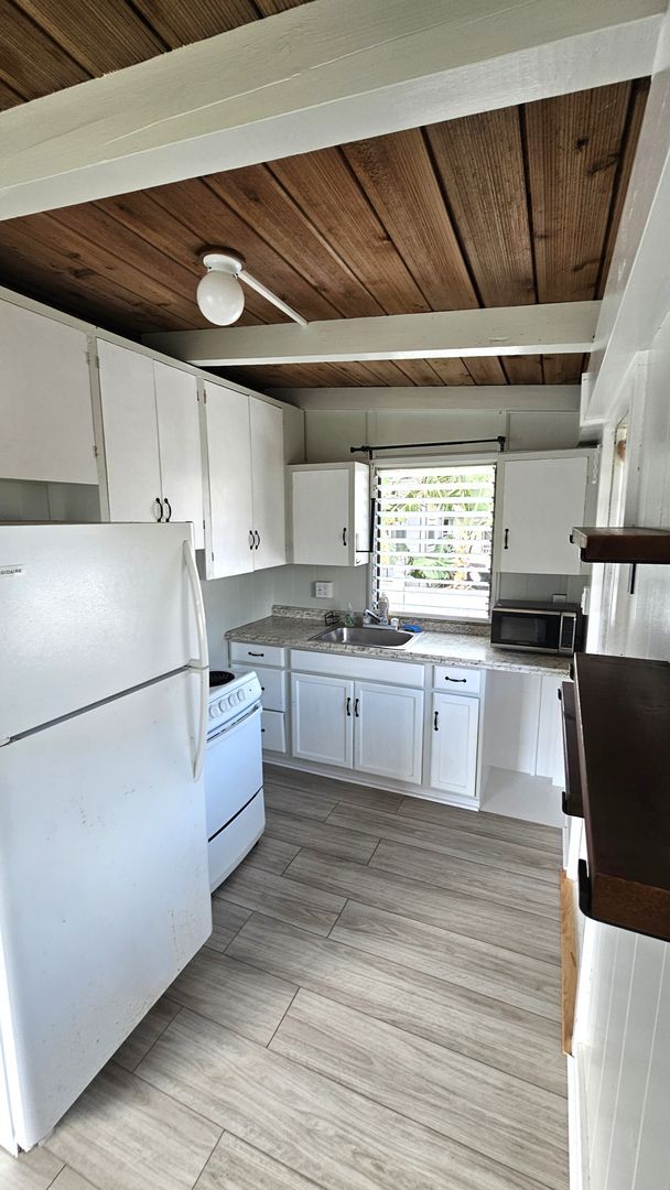 Building Photo - Beginning of Lanikai!  2 bedroom, 1 bath home