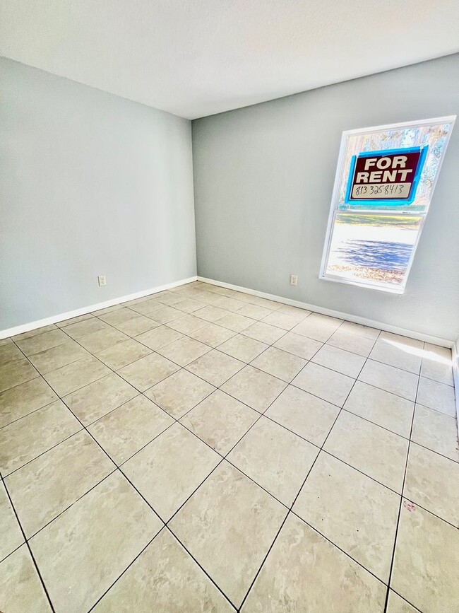 Building Photo - Conveniently Located 3BR/1BA Dade City Triplex NO APPLICATION FEE!
