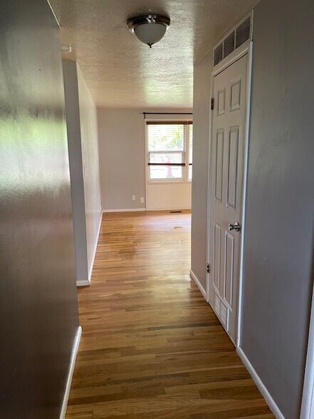 Building Photo - 116 W 250 S