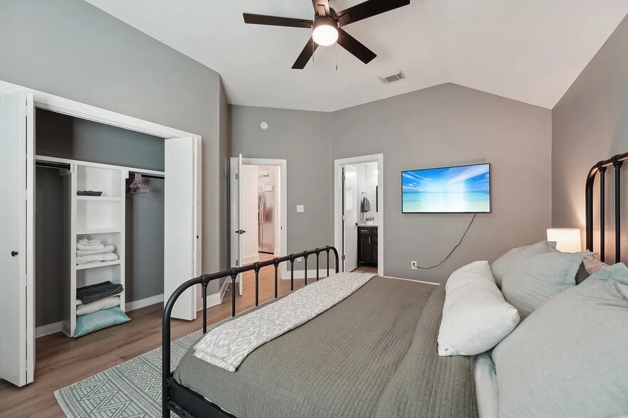 Building Photo - Room in House on Rosewood Ct