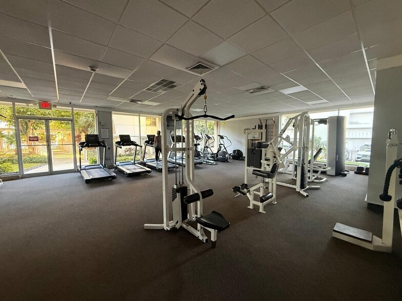 Building Photo - 300 Bayview Dr