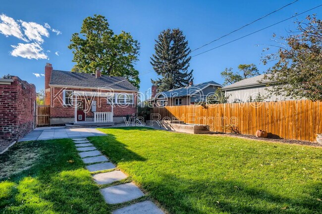 Building Photo - 1418 Roslyn St