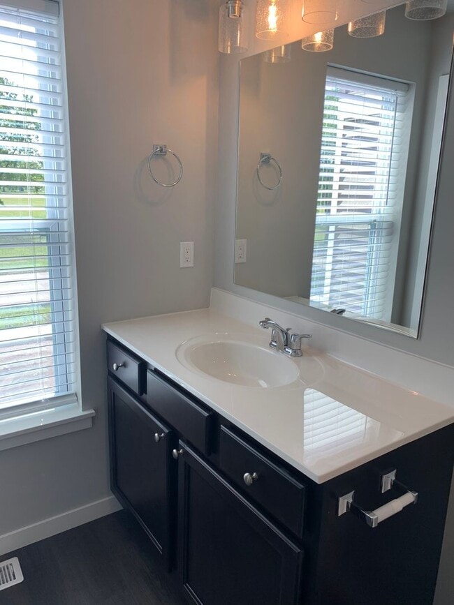 Building Photo - Ellis Flats Townhomes | Modern 3 Bedroom /...