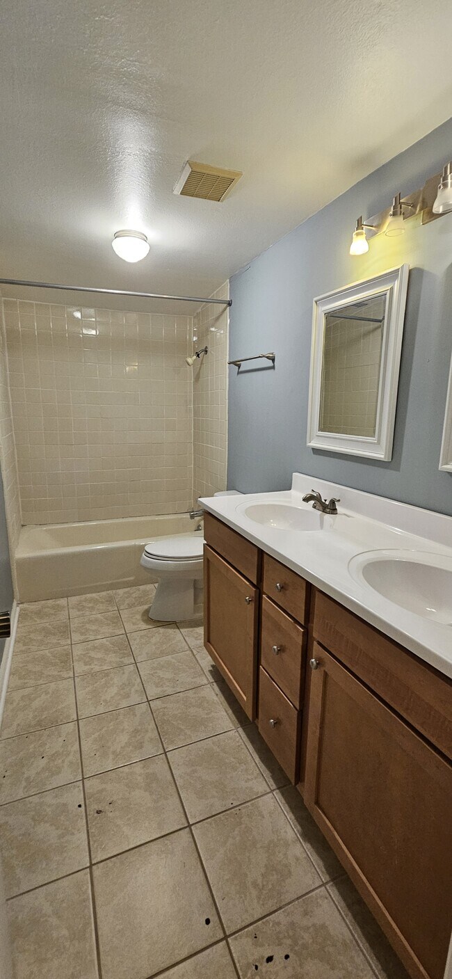 Building Photo - 1117 Appian Way