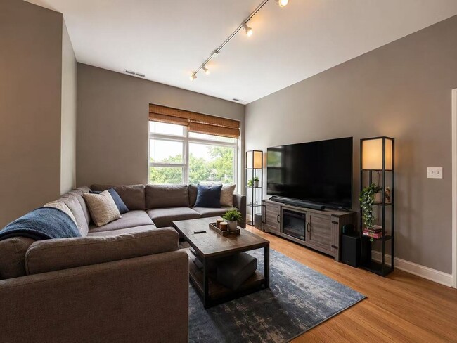 Building Photo - 3741 N Wolcott Ave