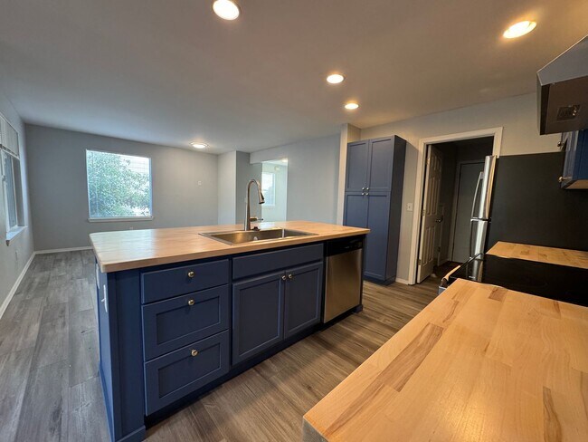 Building Photo - Modern Updated Townhome