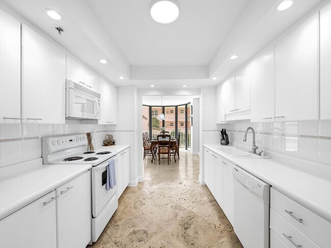 Building Photo - 2917 S Ocean Blvd