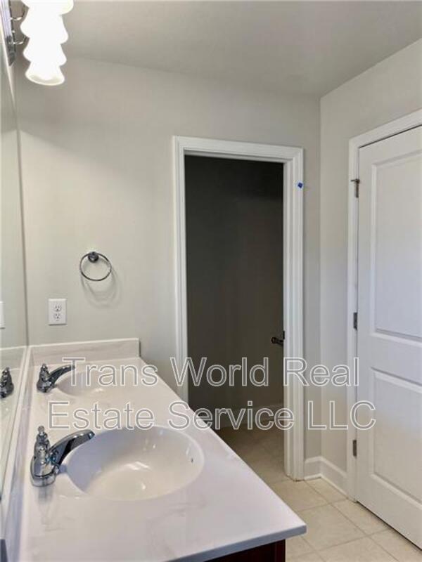 Building Photo - 5689 Wheeler Ridge Rd