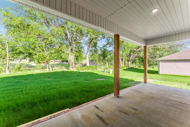 Building Photo - Welcome to your dream home in the prime lo...