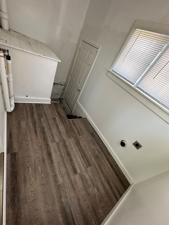 Building Photo - 1 Bedroom, 1 Bathroom House with Detached Garage