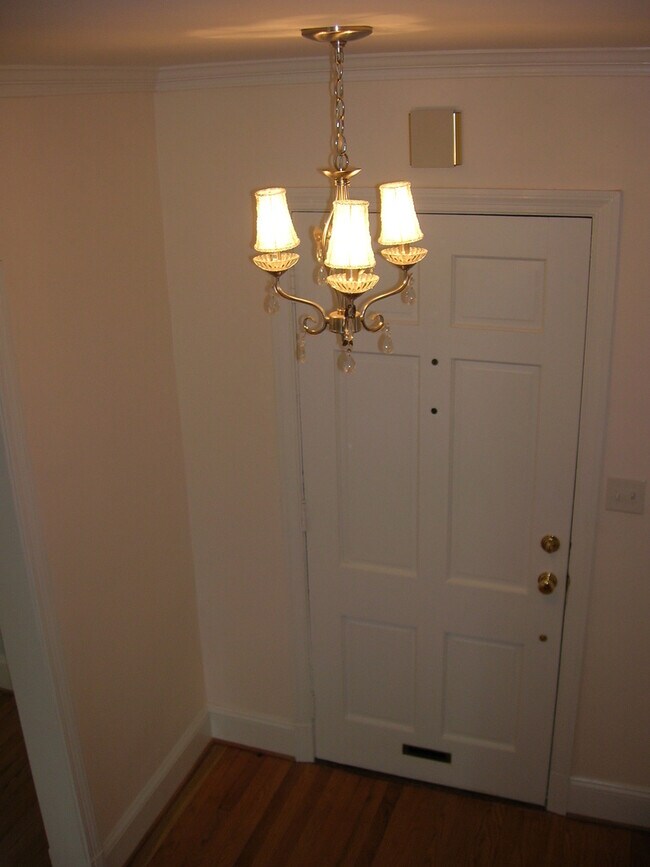 Building Photo - -- AVAILABLE MAY 8TH -- 3 BR / 2.5 BA Nice Brick home in Near West End. Available May 8th!