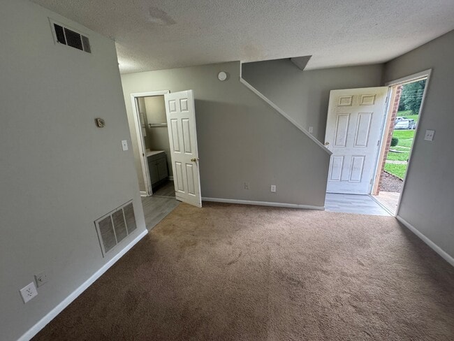 Building Photo - 802 British Wood Dr SW