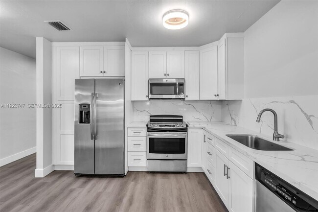 Building Photo - 648 South Dr