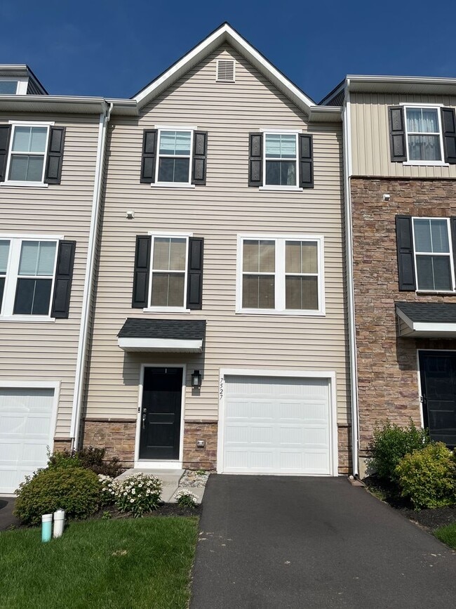 Primary Photo - Beautifully maintained 3-bedroom, 2.5-bath...