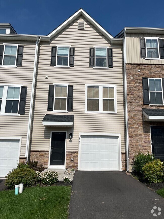 Building Photo - Beautifully maintained 3-bedroom, 2.5-bath...