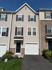 Building Photo - Beautifully maintained 3-bedroom, 2.5-bath...