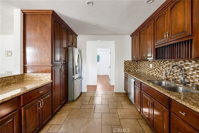 Building Photo - 7044 White Oak Ave