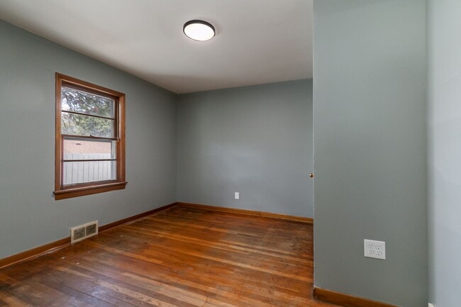 Building Photo - Adorable 4 bedroom | 2 bathroom | 2 car ga...