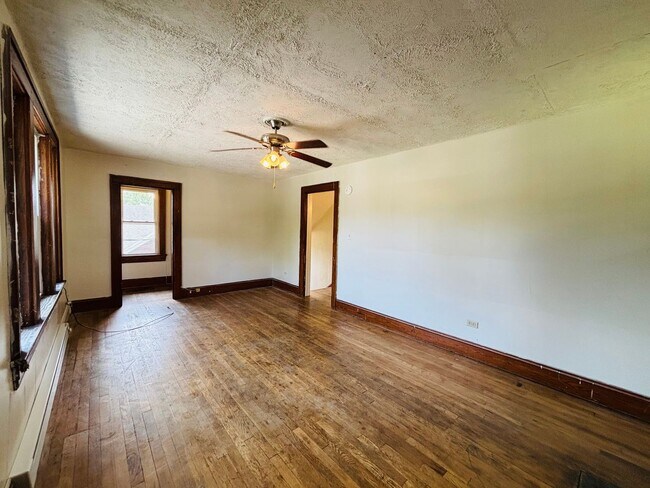 Building Photo - 3 Bedroom 1 Bath Duplex