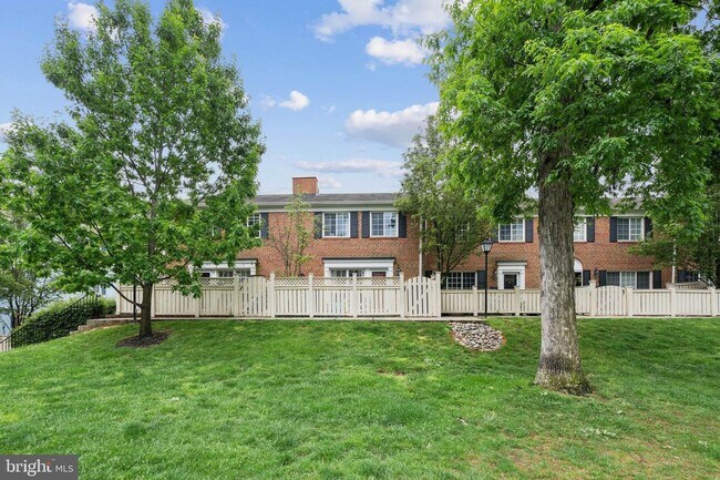 Building Photo - Welcome to this beautifully updated three ...