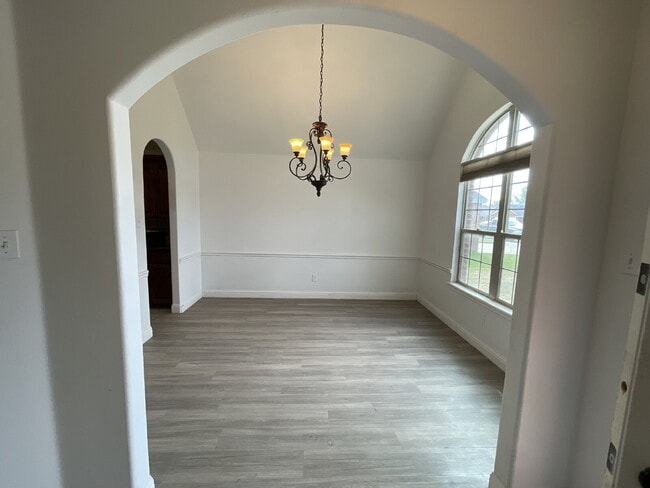 Building Photo - Gorgeous 4 bed 2.5 bath!